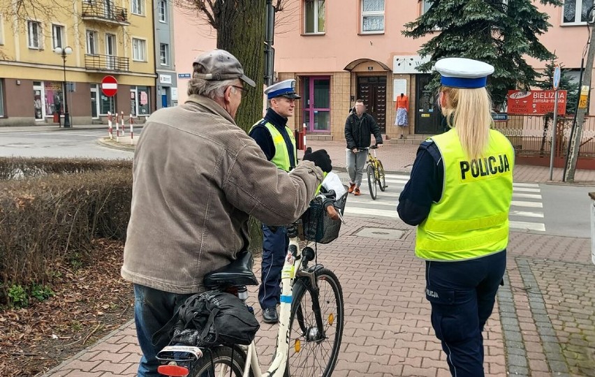 Na drodze - patrz i słuchaj. Wieluńscy mundurowi pouczają pieszych i kierowców FOTO 