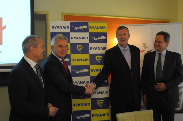 Michael Cawley (drugi z prawej, obok Dariusz Krzowski, wiceprezes Portu Lotniczego Lublin) nie wykluczył, że Ryanair uruchomi kolejne połączenia ze Świdnika