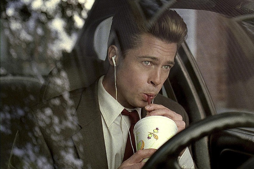 Chad (Brad Pitt) w garniturze obserwuje dom byłego agenta.
