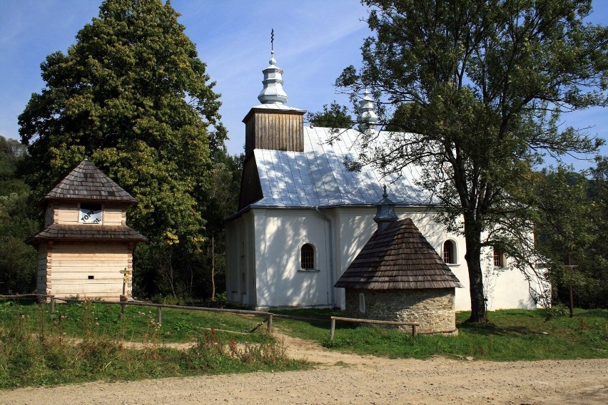 W Łopience natomiast miejscowa stara cerkiew została...
