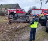 Renault wypadł z drogi, uderzył w drzewo i dachował