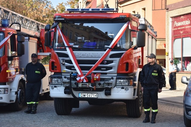 Strażacy z Legnicy otrzymali nowe wozy bojowe.