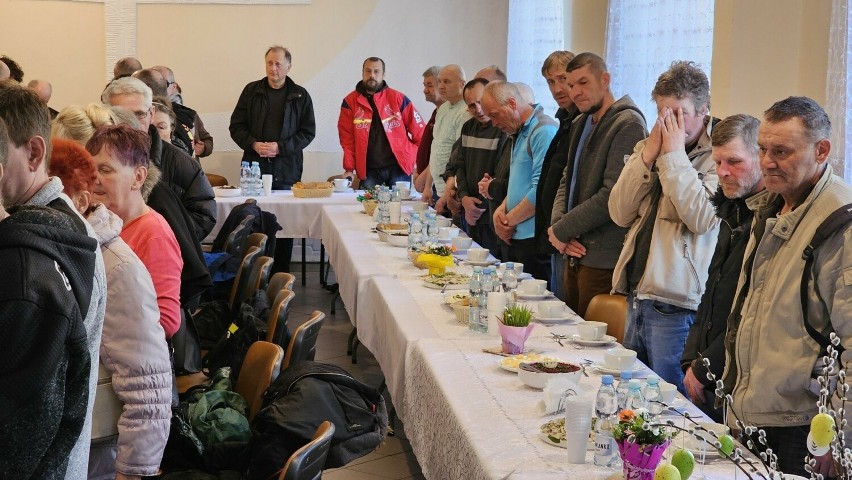 Wielkanocne śniadanie dla potrzebujących w Centrum Integracji Społecznej w Kielcach. Biskup Jan Piotrowski poświęcił pokarmy. Zobacz zdjęcia