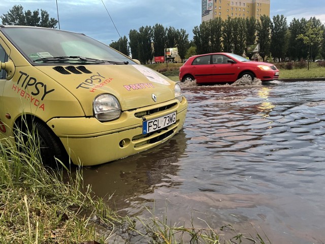 Wystarczyło zaledwie kilkanaście minut, aby niektóre ulice w Gorzowie zamieniły się w rwące potoki.