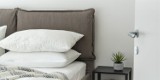 Wygodne łóżko do sypialni – jaka jest optymalna wielkość? Te wymiary warto znać