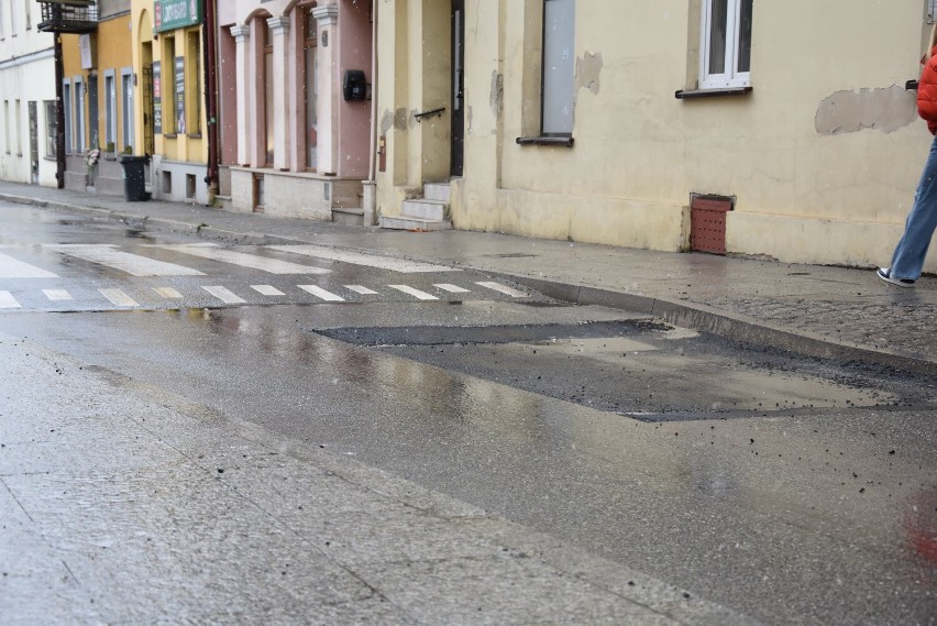 Na ulicy Bernardyńskiej załatano już większość dziur, które...
