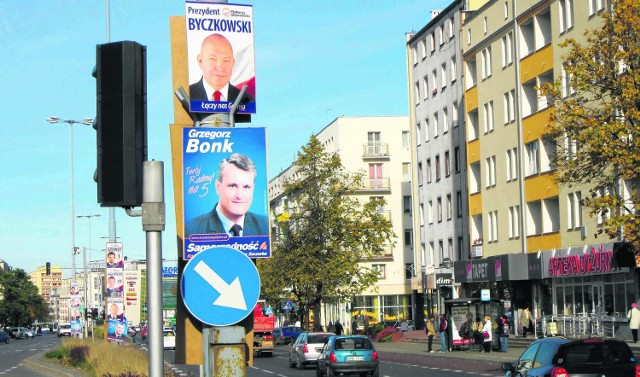 Ulica Władysława IV. Na każdym słupie zawisło po kilka plakatów wyborczych