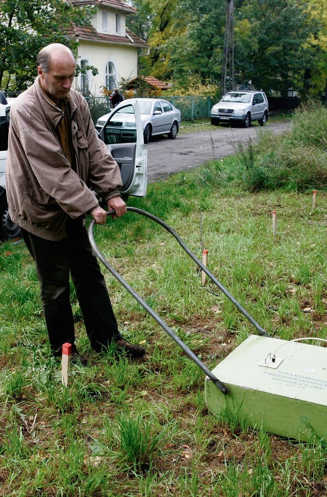 Kilka lat temu Tomasz Czabański przy pomocy georadaru  szukał mogił żołnierzy na terenie Gospody Targowej