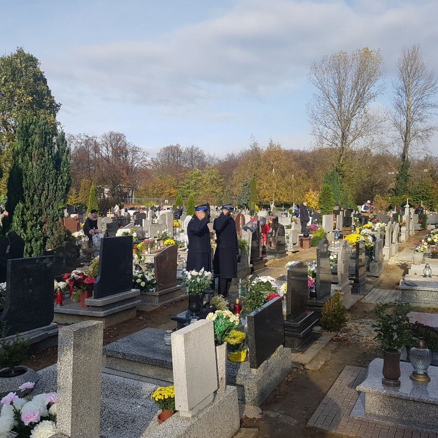 Komenda Powiatowa Państwowej Straży Pożarnej w Pucku upamiętniła zmarłych druhów na puckich cmentarzach