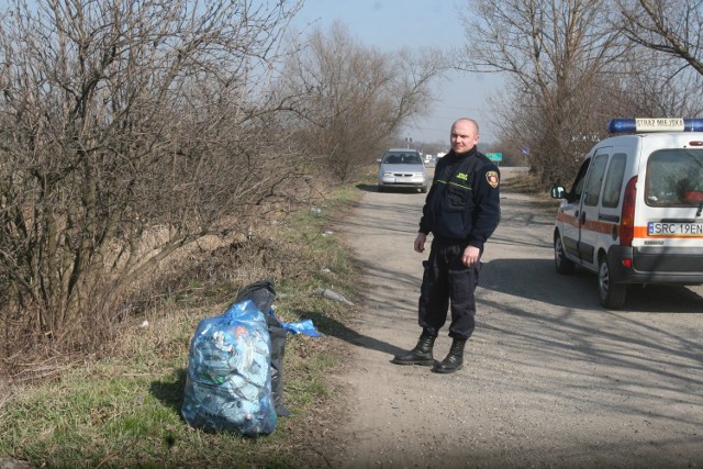 Śmieci w Raciborzu wyrzucasz do rowu? Złapie Cię fotopułapka!