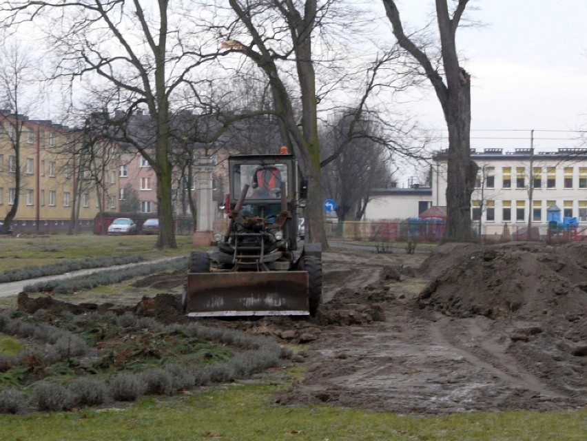 Złoczew. W przypałacowym parku coraz mniej drzew. Rok 2014.