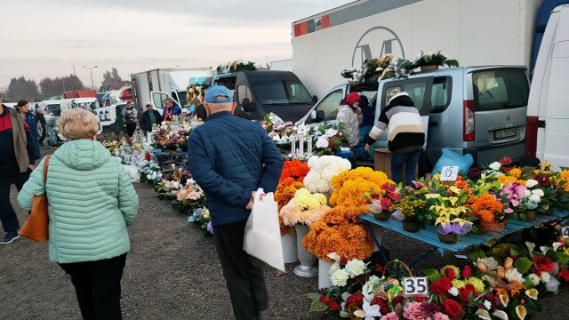 Targowisko miejskie w Będzinie oferuje duży wybór zniczy, stroików i chryzantem

Zobacz kolejne zdjęcia/plansze. Przesuwaj zdjęcia w prawo - naciśnij strzałkę lub przycisk NASTĘPNE