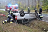 Wypadek na trasie Szubin-Łabiszyn. Auto uderzyło w drzewo, dachowało [zdjęcia]