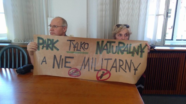 Park Militarny - grupa mieszkańców protestuje. Nie chcą złomu w parku!