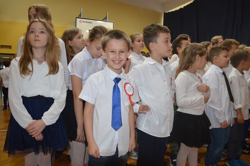 Uczniowie głogowskiej SP 2 zatańczyli poloneza i odśpiewali hymn [ZDJĘCIA, FILM]
