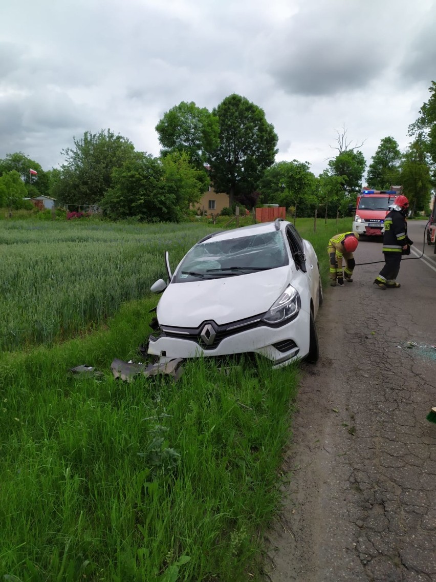 Malbork. Wypadek na ul. Dąbrówki [ZDJĘCIA]. Samochód uderzył w drzewo i dachował