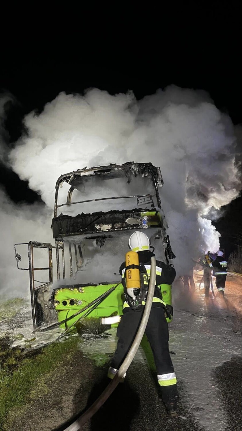 Pożar autobusu pod Wolborzem. Nie ma osób poszkodowanych, autobus spłonął - ZDJĘCIA