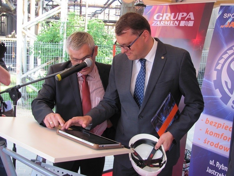 Prezes SEJ, Tomasz Gaik (z prawej) uruchamia silnik gazowy...