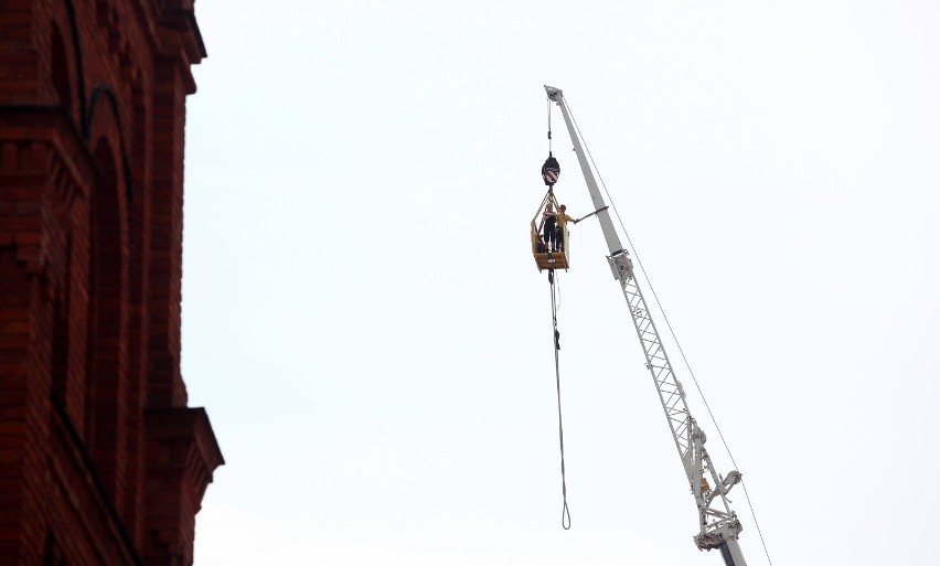 Skoki na bungee w Łodzi. W Manufakturze stanął 90-metrowy dźwig [ZDJĘCIA]