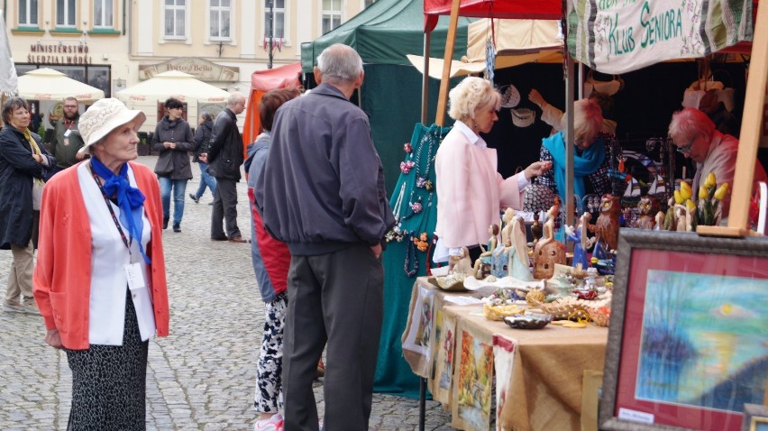 "Babie Lato" na Starym Rynku w Bydgoszczy. Seniorzy zaprezentowali swoją twórczość [zdjęcia, wideo]