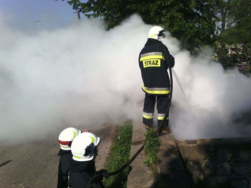 Grzegorzew: Gasili pożar śmietnika na cmentarzu