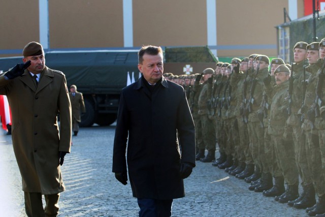 Żołnierze złożyli przysięgę w Hrubieszowie. W uroczystościach uczestniczyli wicepremier Sasin i minister Błaszczak. Zobacz zdjęcia