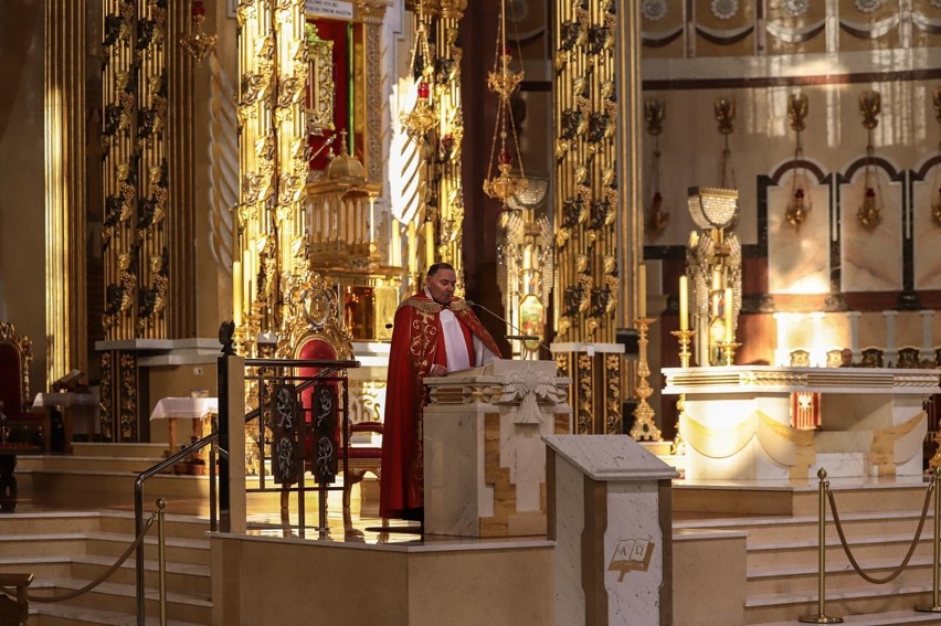 Wielki Piątek:Liturgia Męki Pańskiej  w licheńskiej bazylice