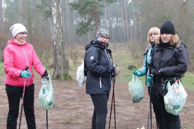 Panie zbierają śmieci podczas weekendowych marszów nordic walking