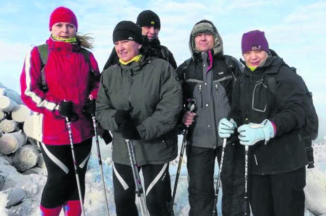 Grupa uprawiająca Nordic Walking w pięknej zimowej scenerii przywitała nowy rok
