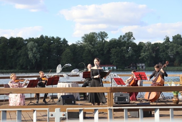 Koncert smyczkowy Arte Con Brio na molo w Sępólnie