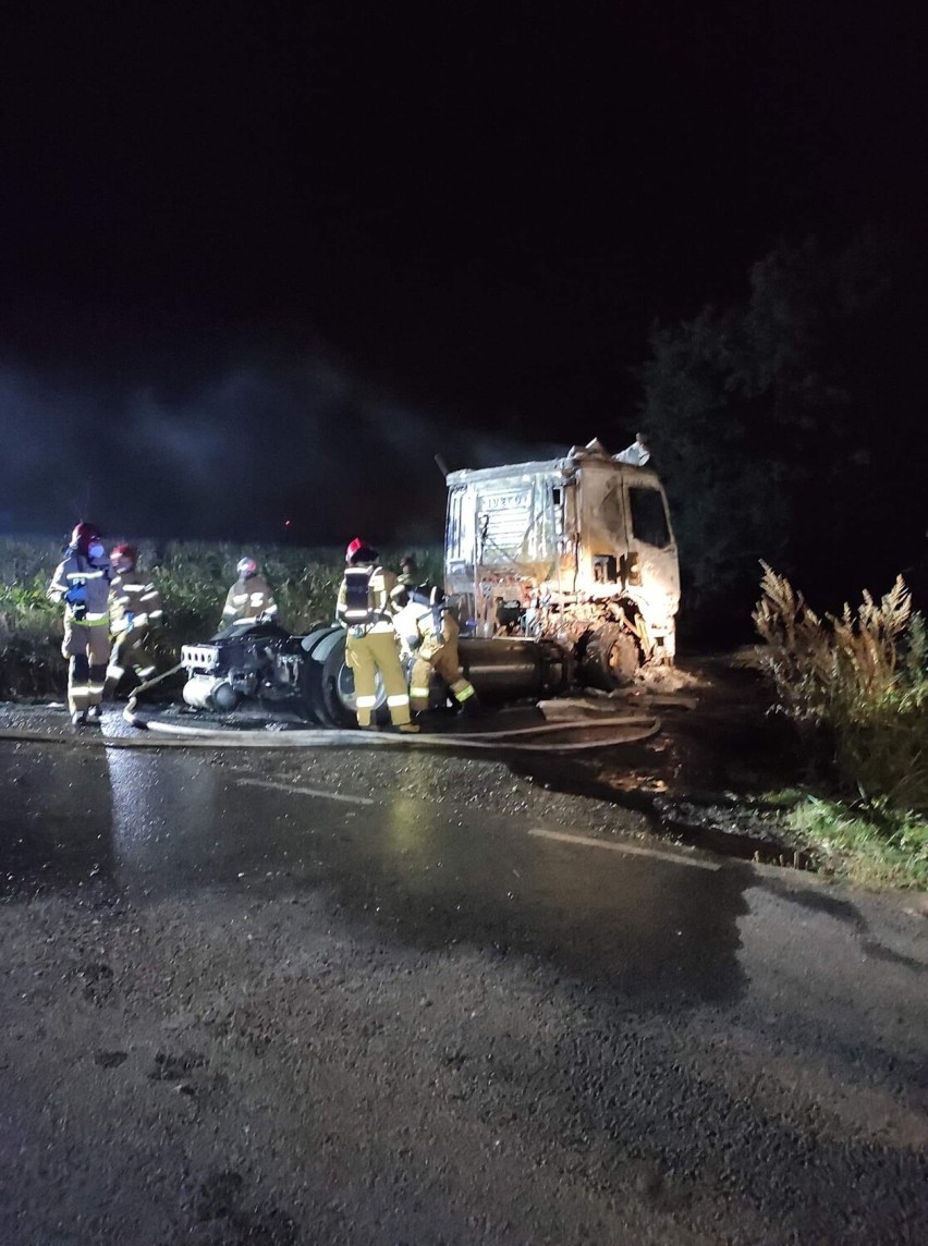 Pożar ciągnika siodłowego między Dolskiem, a Ostrowiecznem. Kierowca w porę opuścił pojazd i wezwał służby