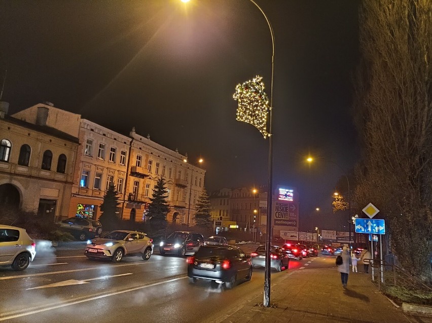 Świąteczne, zupełnie nowe iluminacje na ulicach Tomaszowa Maz. Mieszkańcy zachwyceni [ZDJĘCIA]