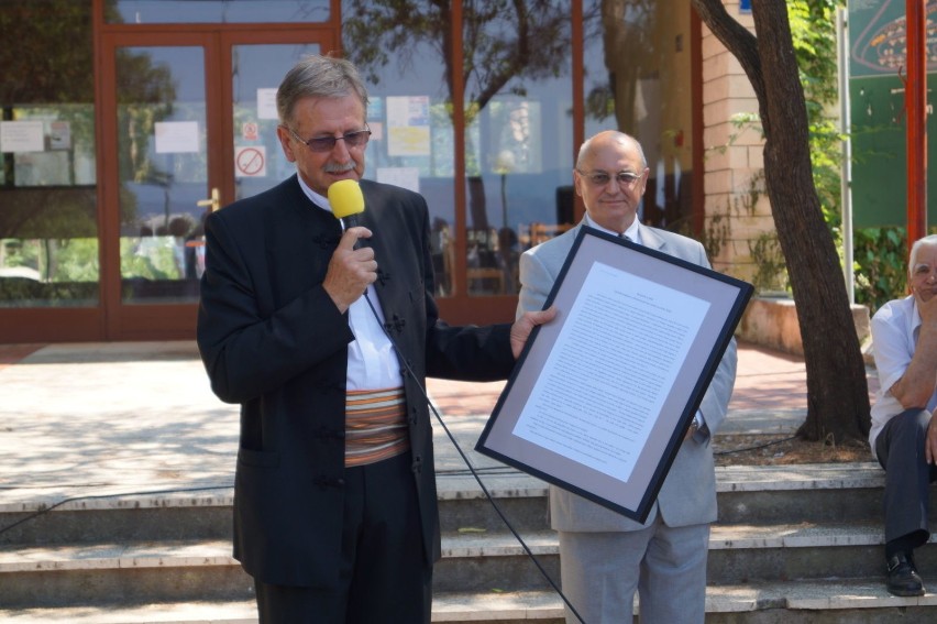 Naczelnik Nikola Cecić Karuzić pokazuje posłanie pisarza...