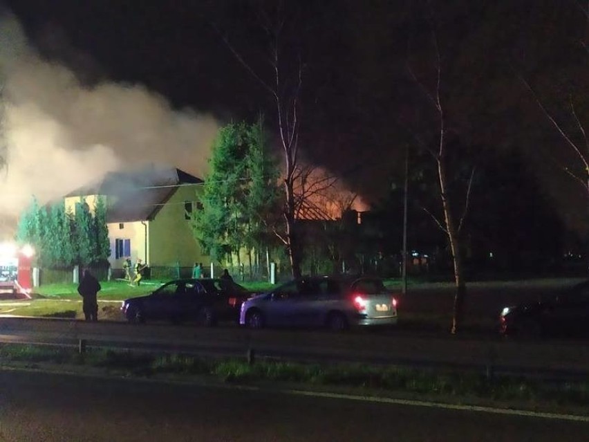 Nocna walka z pożarem w Warszowicach przy DK81. Doszczętnie...