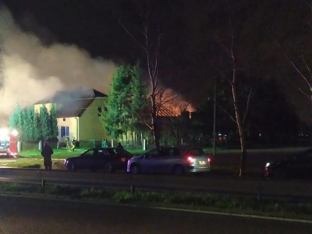 Nocna walka z pożarem w Warszowicach przy DK81. Doszczętnie spłonął dach jednego z budynków