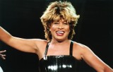 Tina Turner miała oryginalną barwę głosu i była najzgrabniejszą babcią na świecie. Jednak jej życie prywatne to piekło. Poznaj jej historię