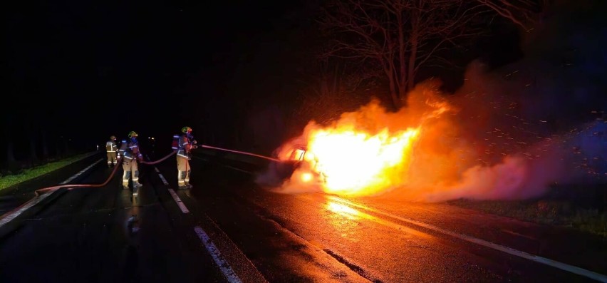 BMW całkowicie spłonęło. Do pożaru doszło na drodze krajowej...