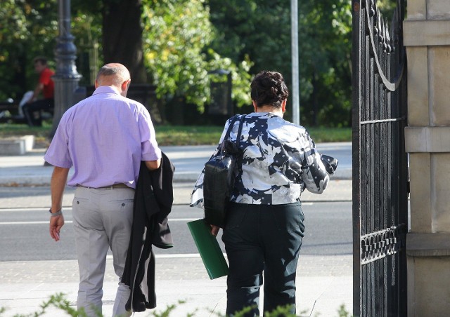 Agnieszka D. po rozprawie opuszcza sąd ze swoim obrońcą