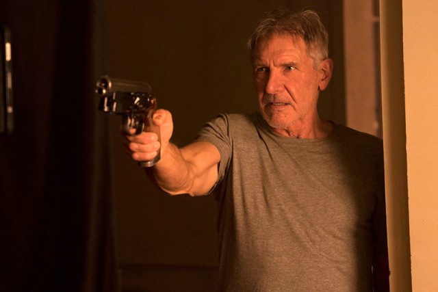 Harrison Ford ponownie wciela się w Ricka Deckarda i choć o trzydzieści lat starszego i mocno doświadczonego, to jego pojawienie się wprowadza więcej życia w to, co dzieje się na ekrani