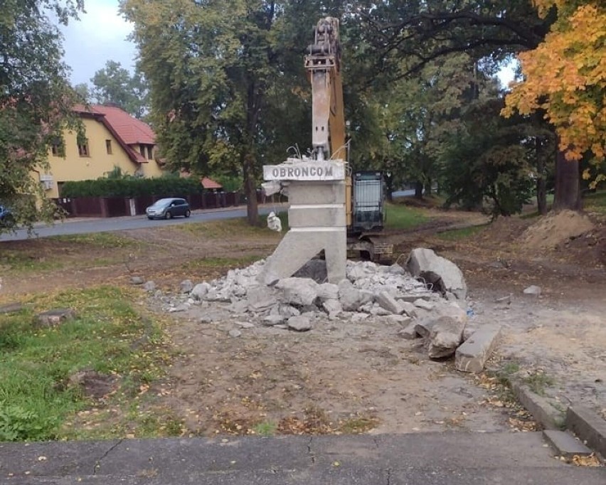 Pomnik zaprojektowany przez Bogumiła Sydora powstał w 1984...