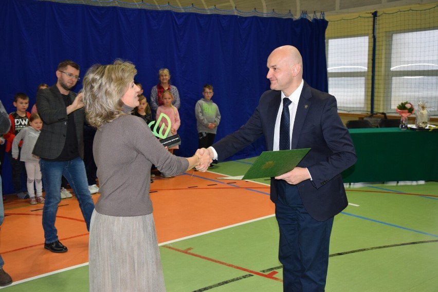 Statuetkę i czek na 10 tys. zł wręczył nauczycielce Sergiusz...