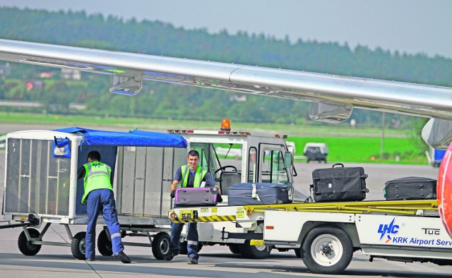 Bagaże są przenoszone przez pracowników portu, którzy też poddawani są kontrolom