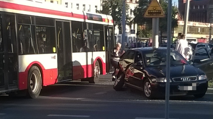 Audi uderzył w autobus w centrum Gdańska