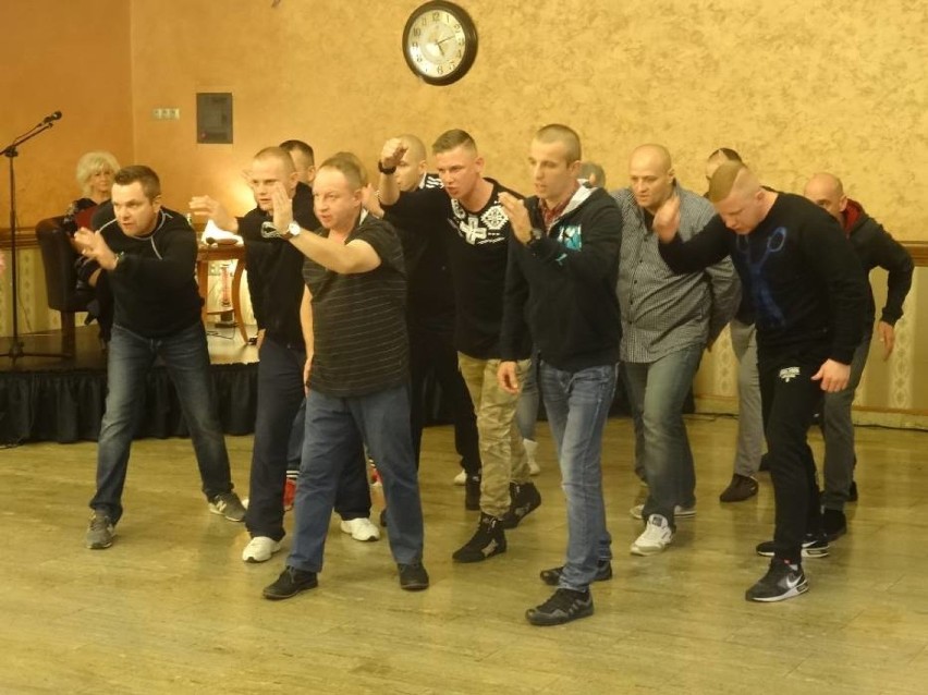 Skazani z Aresztu Śledczego w Ostrowie, wchodzący w skład grupy teatralnej „EPIZOD” na deskach kaliskiego teatru