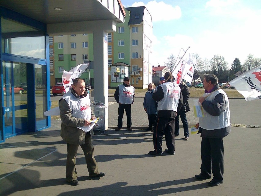 Protest Solidarności pod Lidlem w Sieradzu. Związkowcy...