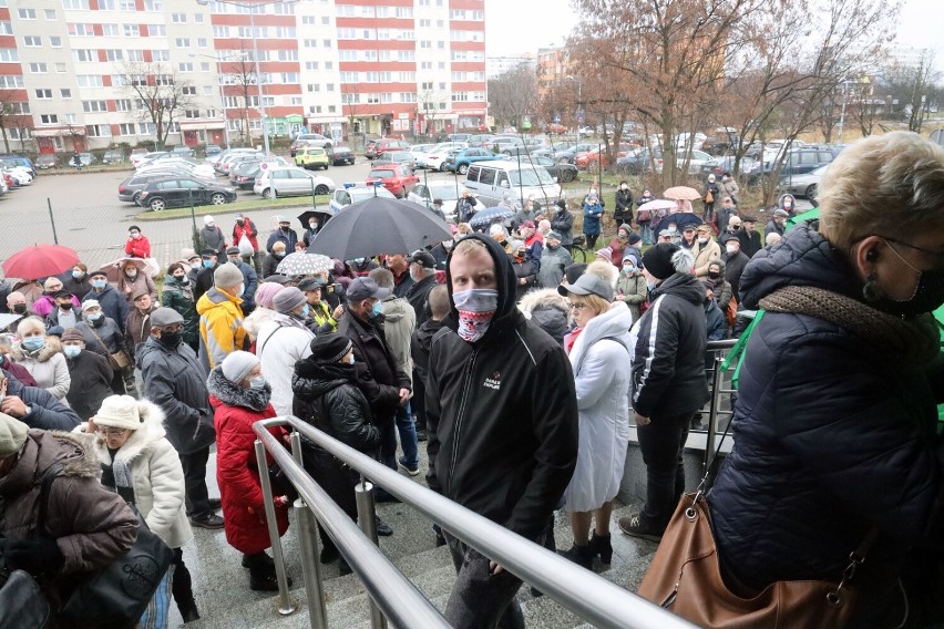 Manifestacja sprzeciwu przed Legnicką Spółdzielnią Mieszkaniową, zobaczcie zdjęcia