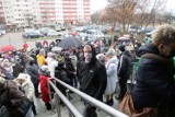 Protest przed Legnicką Spółdzielnią Mieszkaniową. Mieszkańcy zbulwersowani wysokością dopłat za ogrzewanie [ZDJĘCIA]