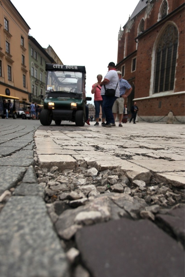 Plac Mariacki
Jeszcze w połowie marca przedstawiciele Zarządu Infrastruktury Komunalnej i Transportu zapewniali, że chcą wymienić zniszczoną kostkę wapienną przy kościele Mariackim najpóźniej do końca maja. W czerwcu nawierzchnia miała być już odnowiona.  Koszt szacowano na ok. 1 mln złotych.