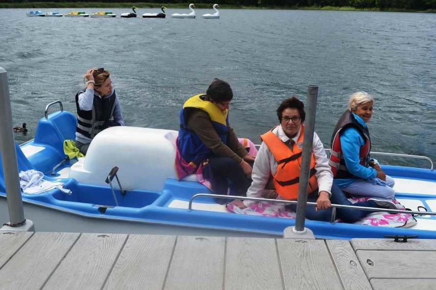 Seniorzy na rowerach wodnych na Płotkach w Pile