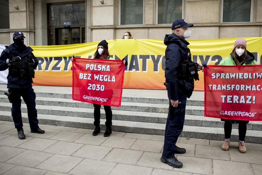 Aktywiści z Greenpeace zakończyli protest w kopalni Turów i oddali się w ręce policji
